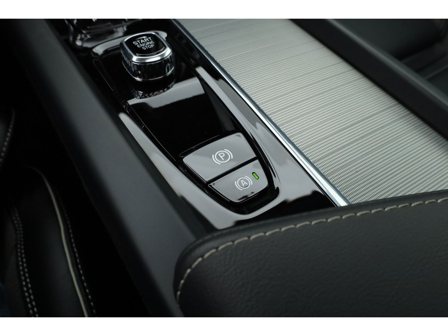 Volvo XC60 2.0 T6 Plug-in hybrid AWD Plus Dark | Pano | Pilot Assist | Head-up | 360cam | Keyless | Harman Kardon | Stoel- Stuurverw. |