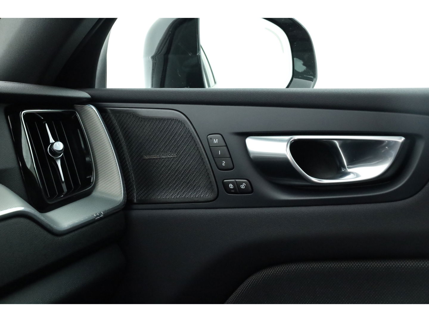 Volvo XC60 2.0 T6 Plug-in hybrid AWD Plus Dark | Pano | Pilot Assist | Head-up | 360cam | Keyless | Harman Kardon | Stoel- Stuurverw. |