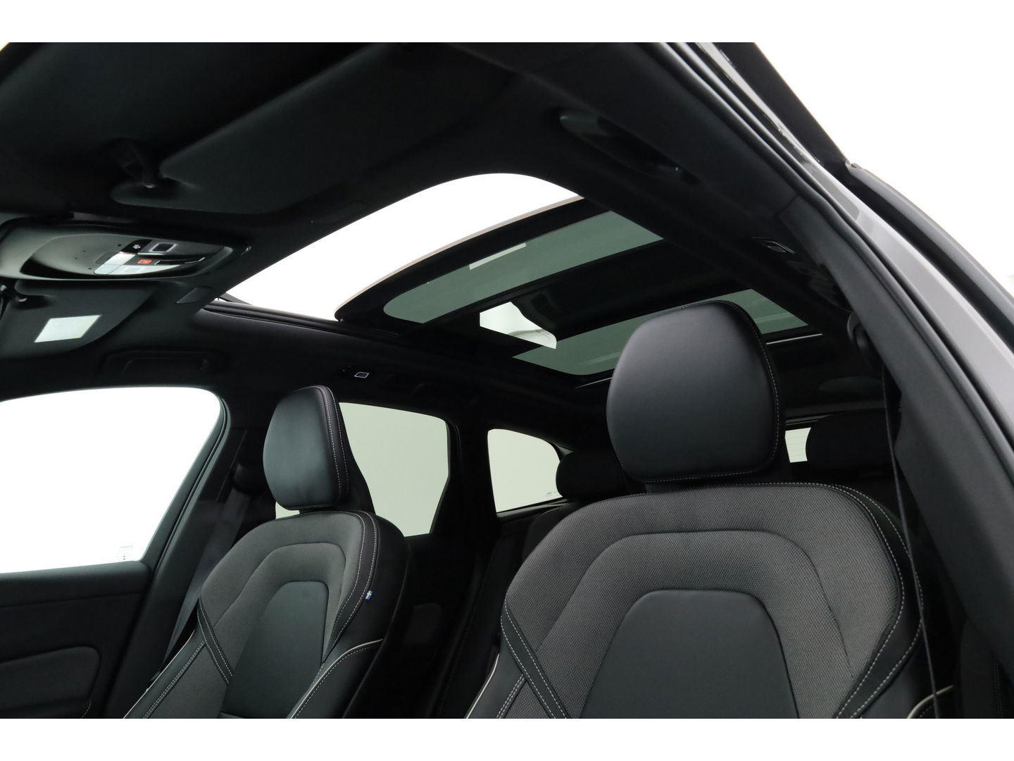 Volvo XC60 2.0 T6 Plug-in hybrid AWD Plus Dark | Pano | Pilot Assist | Head-up | 360cam | Keyless | Harman Kardon | Stoel- Stuurverw. |