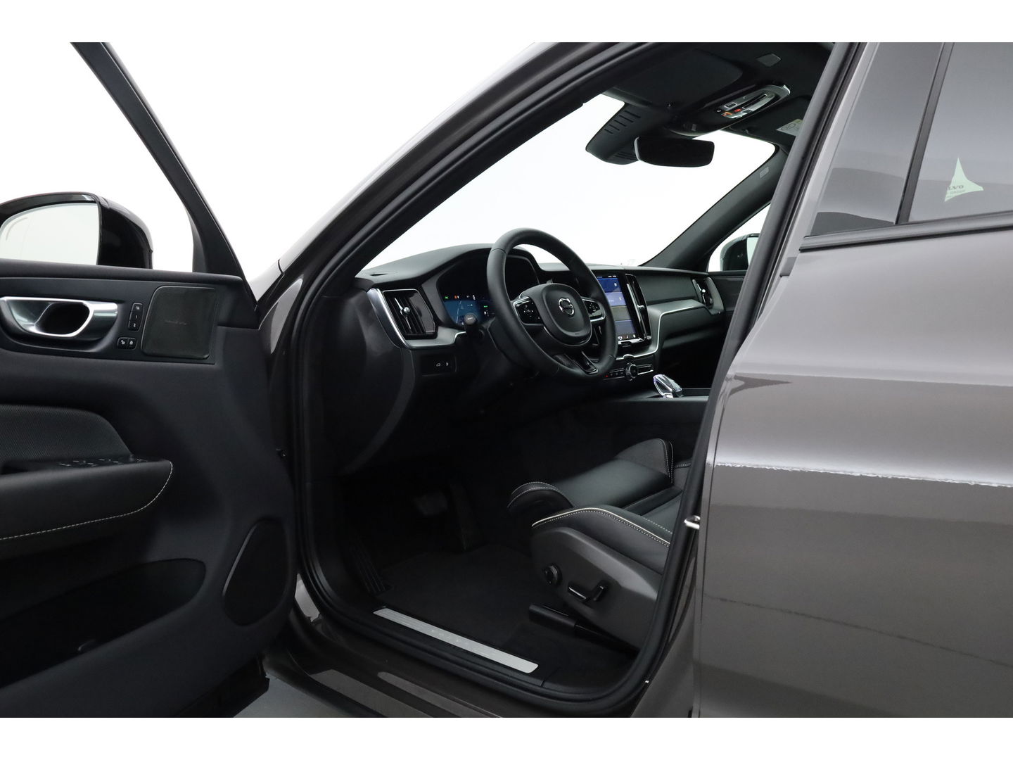 Volvo XC60 2.0 T6 Plug-in hybrid AWD Plus Dark | Pano | Pilot Assist | Head-up | 360cam | Keyless | Harman Kardon | Stoel- Stuurverw. |