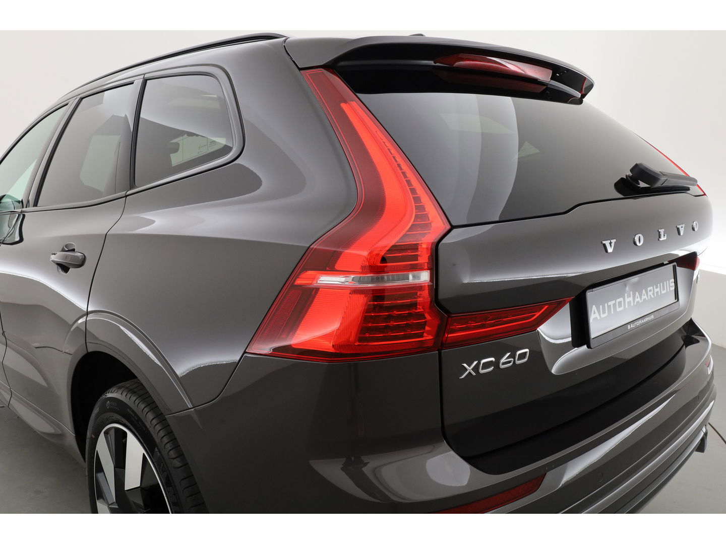 Volvo XC60 2.0 T6 Plug-in hybrid AWD Plus Dark | Pano | Pilot Assist | Head-up | 360cam | Keyless | Harman Kardon | Stoel- Stuurverw. |