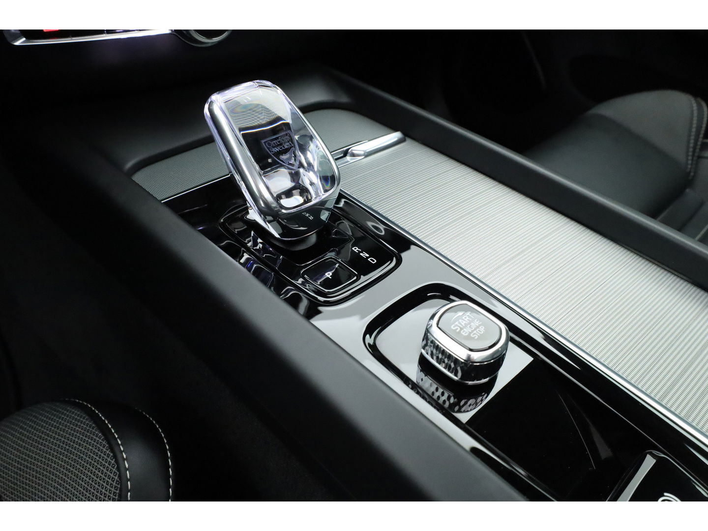 Volvo XC60 2.0 T6 Plug-in hybrid AWD Plus Dark | Pano | Pilot Assist | Head-up | 360cam | Keyless | Harman Kardon | Stoel- Stuurverw. |