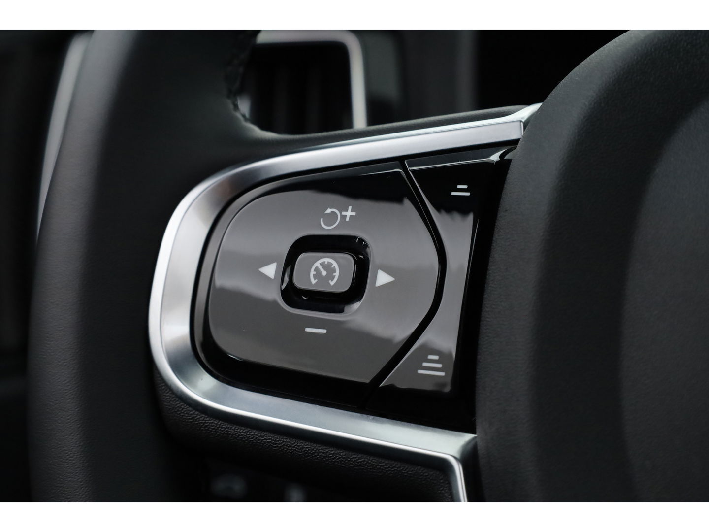 Volvo XC60 2.0 T8 Plug-in hybrid AWD Plus Black Edition | Pano | Memory Seats | H&K Audio | 360cam | Pilot Assist | 4x Stoelverw. | Bliss | Google Info.