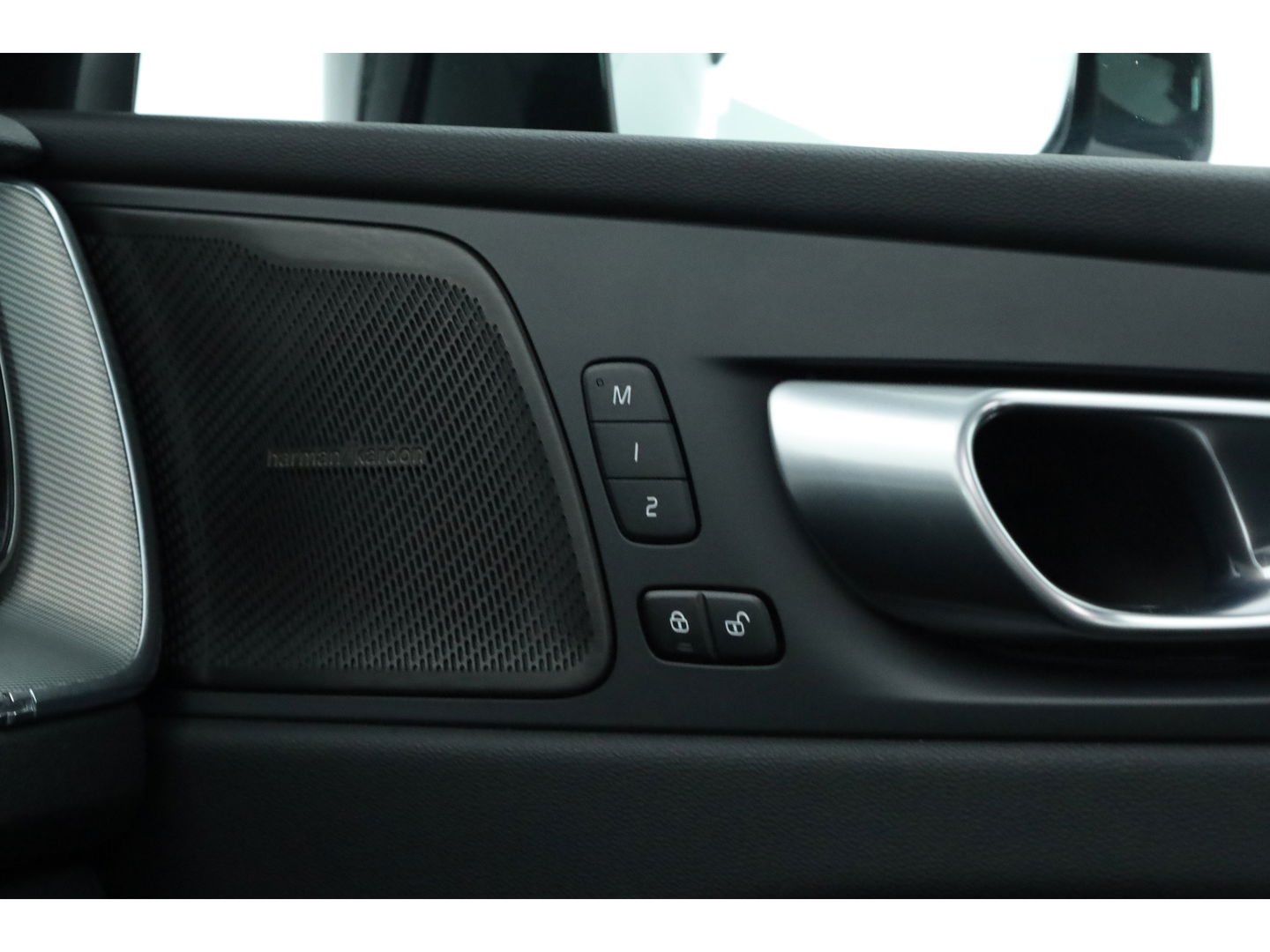 Volvo XC60 2.0 T8 Plug-in hybrid AWD Plus Black Edition | Pano | Memory Seats | H&K Audio | 360cam | Pilot Assist | 4x Stoelverw. | Bliss | Google Info.