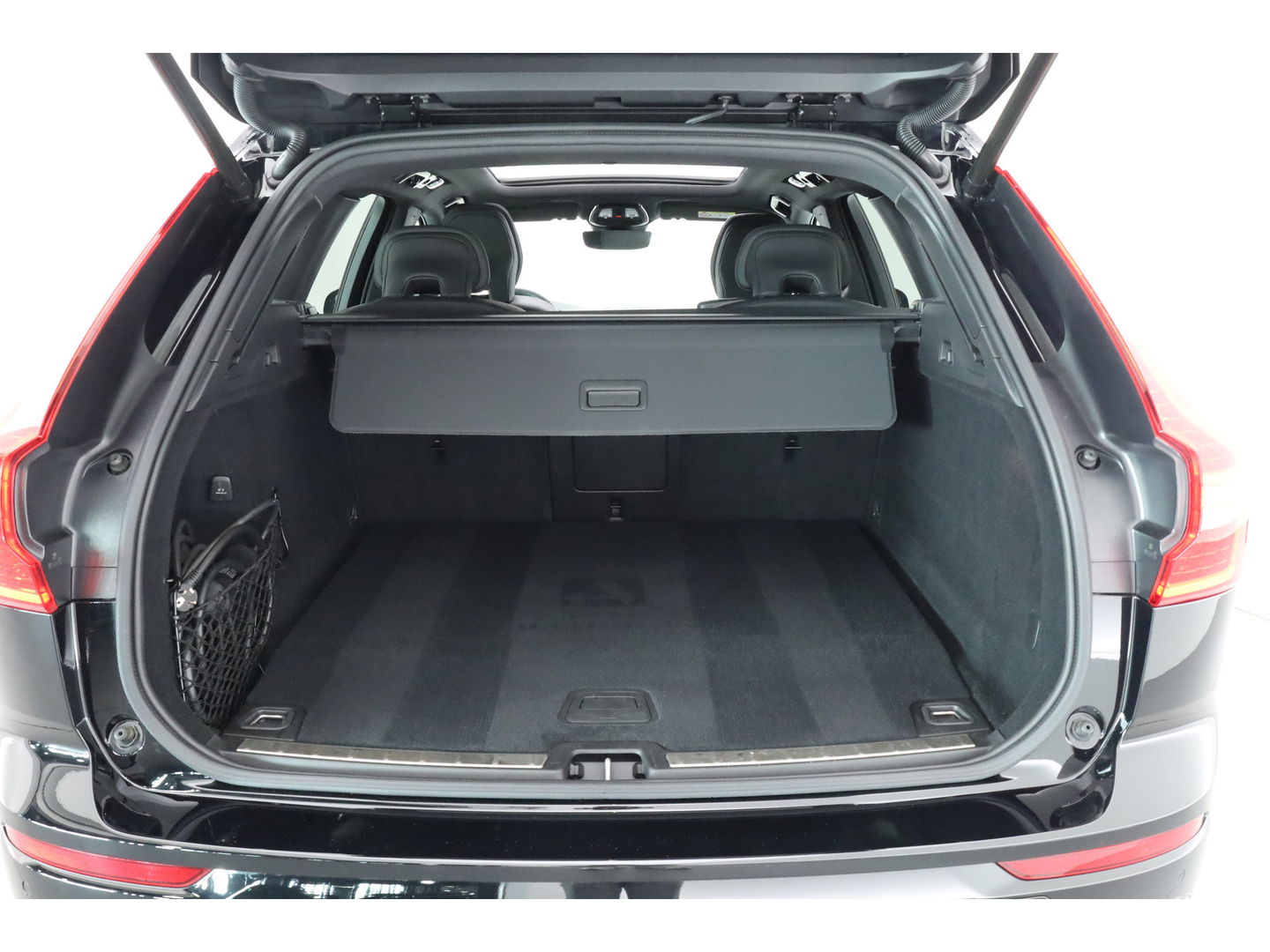 Volvo XC60 2.0 T8 Plug-in hybrid AWD Plus Black Edition | Pano | Memory Seats | H&K Audio | 360cam | Pilot Assist | 4x Stoelverw. | Bliss | Google Info.