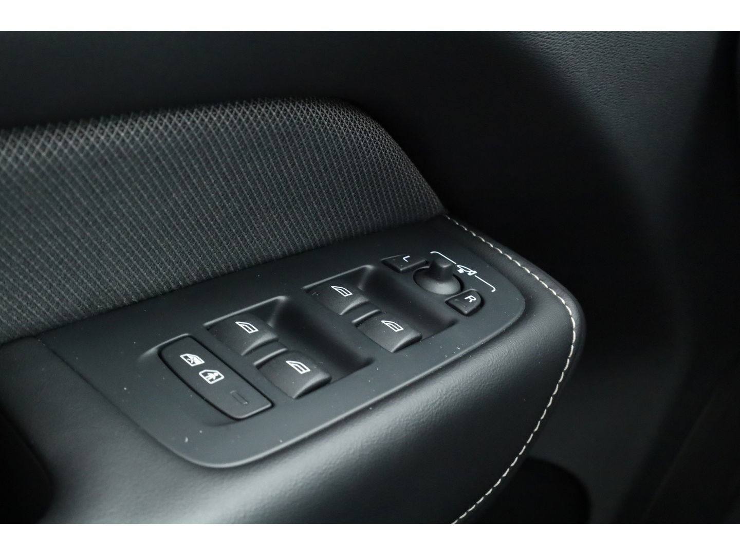 Volvo XC60 2.0 T8 Plug-in hybrid AWD Plus Black Edition | Pano | Memory Seats | H&K Audio | 360cam | Pilot Assist | 4x Stoelverw. | Bliss | Google Info.