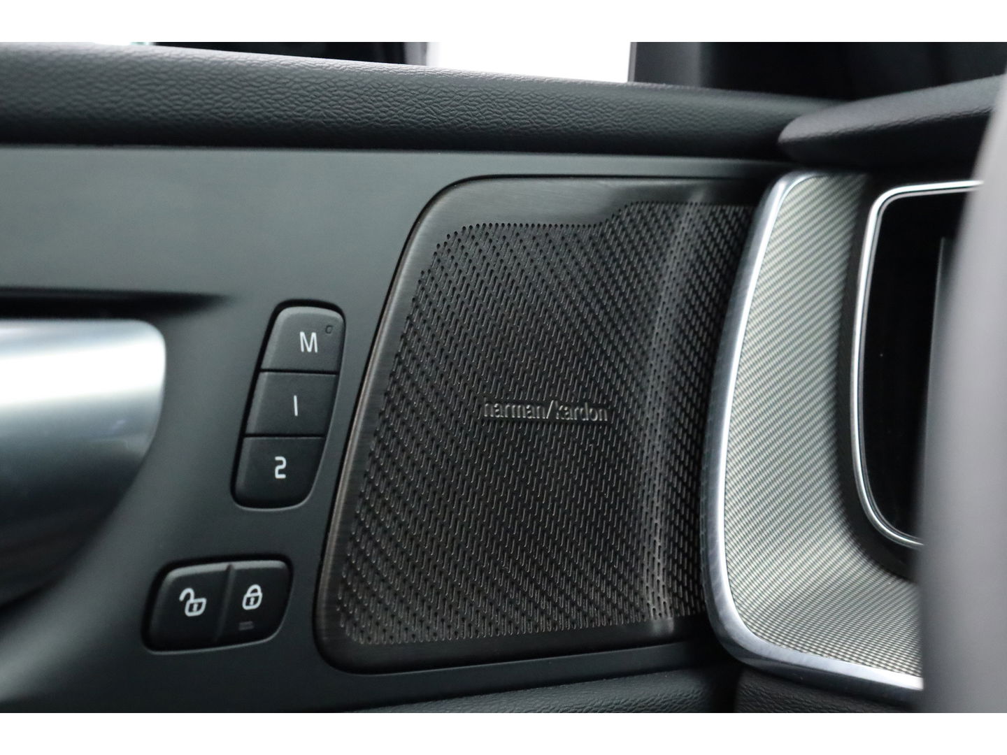 Volvo XC60 2.0 T8 Plug-in hybrid AWD Plus Black Edition | Pano | Memory Seats | H&K Audio | 360cam | Pilot Assist | 4x Stoelverw. | Bliss | Google Info.