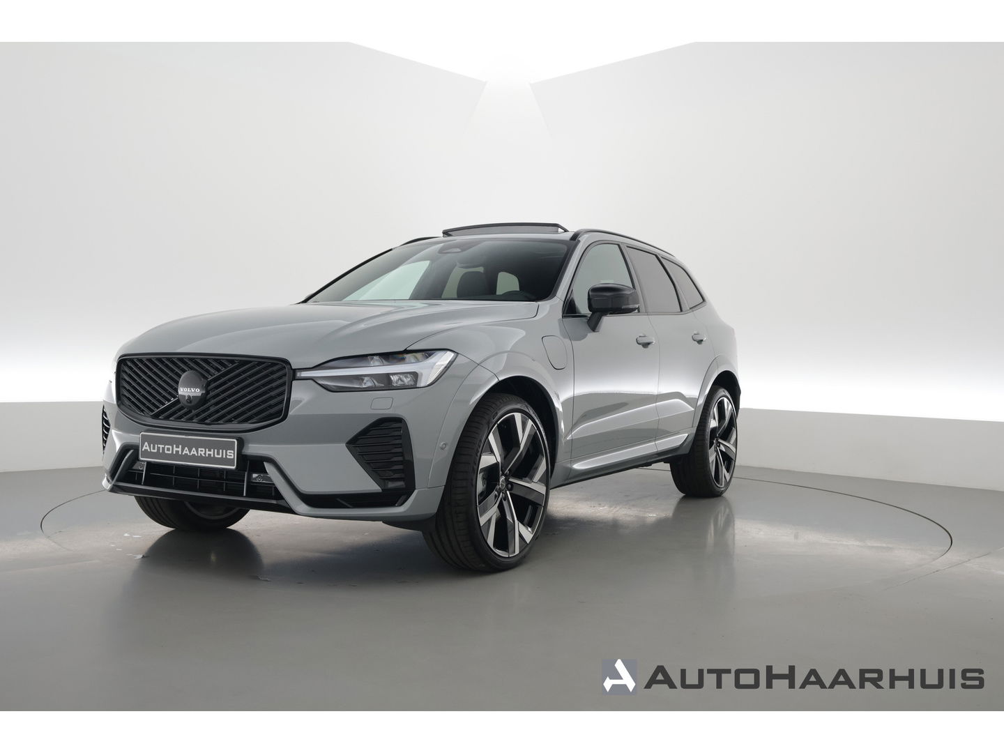 Volvo XC60 2.0 T8 Plug-in hybrid AWD Ultra Black Edition | Facelift | Trekhaak |  Luchtvering | 22 inch | HUD | Pano |