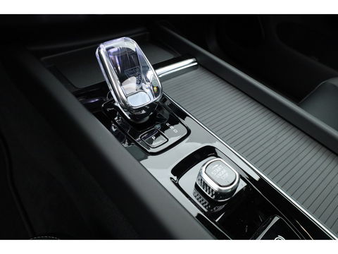 Volvo XC60 2.0 T8 Plug-in hybrid AWD Ultra Black Edition | Facelift | Trekhaak |  Luchtvering | 22 inch | HUD | Pano |