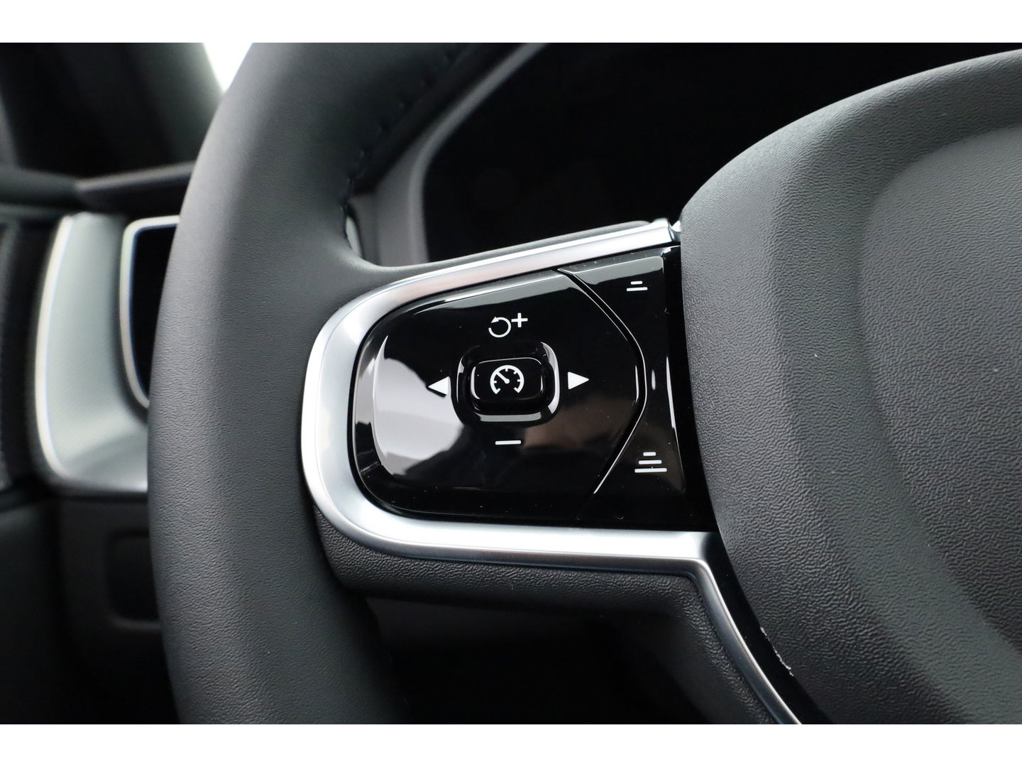 Volvo XC60 2.0 T8 Plug-in hybrid AWD Ultra Black Edition | Facelift | Trekhaak |  Luchtvering | 22 inch | HUD | Pano |