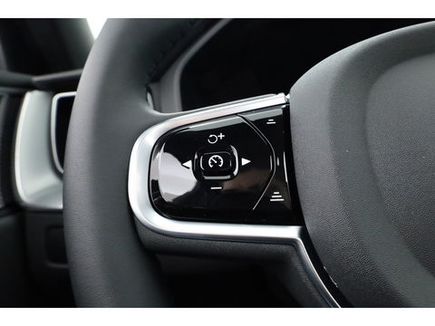 Volvo XC60 2.0 T8 Plug-in hybrid AWD Ultra Black Edition | Facelift | Trekhaak |  Luchtvering | 22 inch | HUD | Pano |