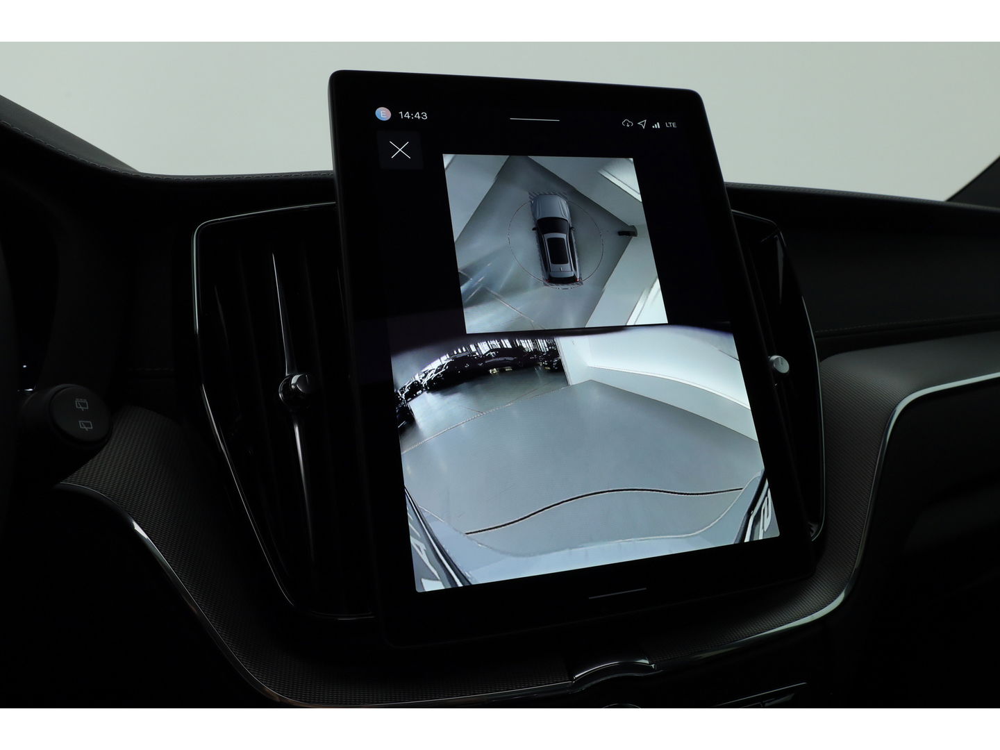 Volvo XC60 2.0 T8 Plug-in hybrid AWD Ultra Black Edition | Facelift | Trekhaak |  Luchtvering | 22 inch | HUD | Pano |