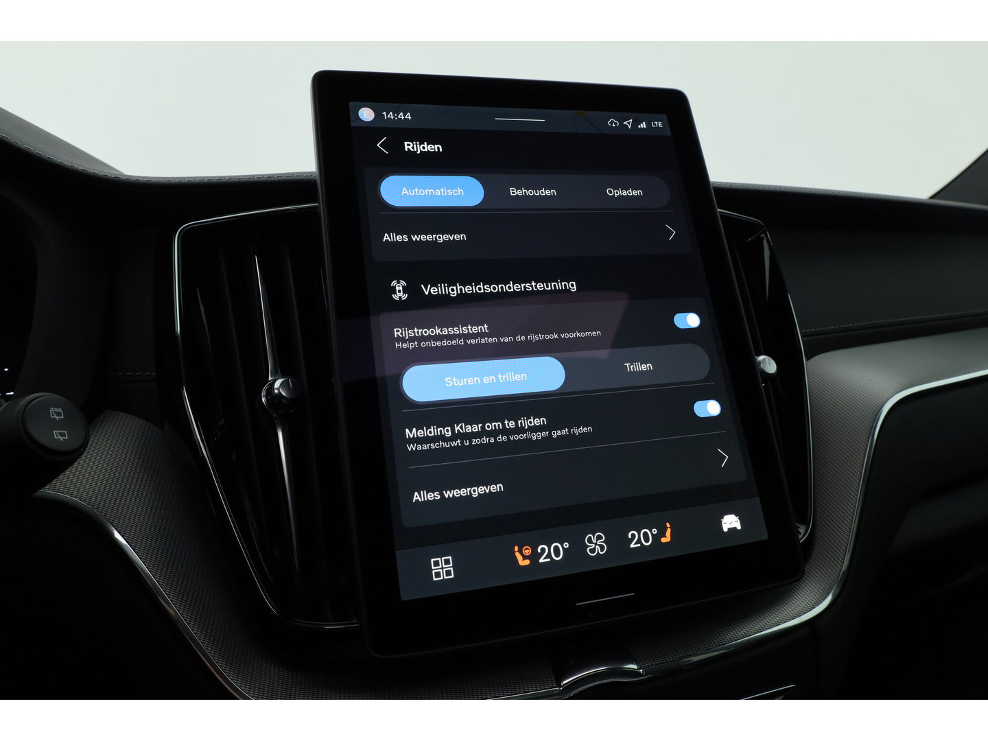 Volvo XC60 2.0 T8 Plug-in hybrid AWD Ultra Black Edition | Facelift | Trekhaak |  Luchtvering | 22 inch | HUD | Pano |