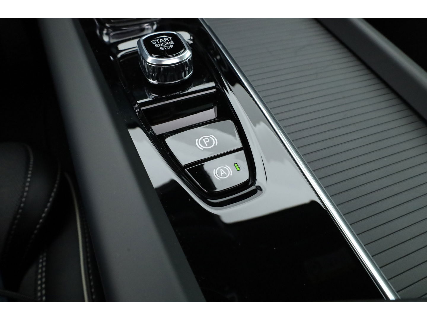 Volvo XC60 2.0 T8 Plug-in hybrid AWD Ultra Black Edition | Facelift | Trekhaak |  Luchtvering | 22 inch | HUD | Pano |