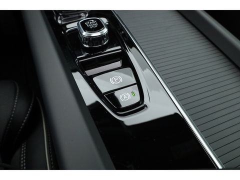 Volvo XC60 2.0 T8 Plug-in hybrid AWD Ultra Black Edition | Facelift | Trekhaak |  Luchtvering | 22 inch | HUD | Pano |