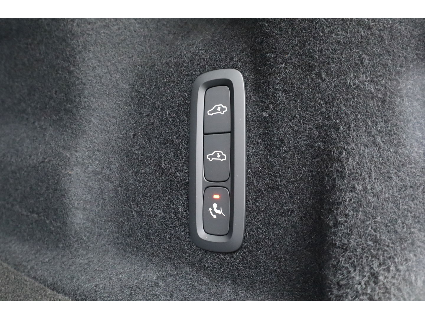 Volvo XC60 2.0 T8 Plug-in hybrid AWD Ultra Black Edition | Facelift | Trekhaak |  Luchtvering | 22 inch | HUD | Pano |