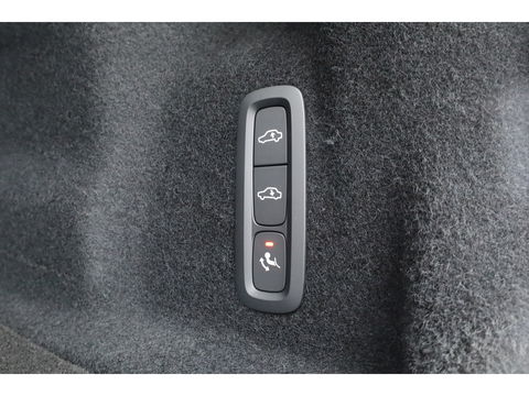 Volvo XC60 2.0 T8 Plug-in hybrid AWD Ultra Black Edition | Facelift | Trekhaak |  Luchtvering | 22 inch | HUD | Pano |