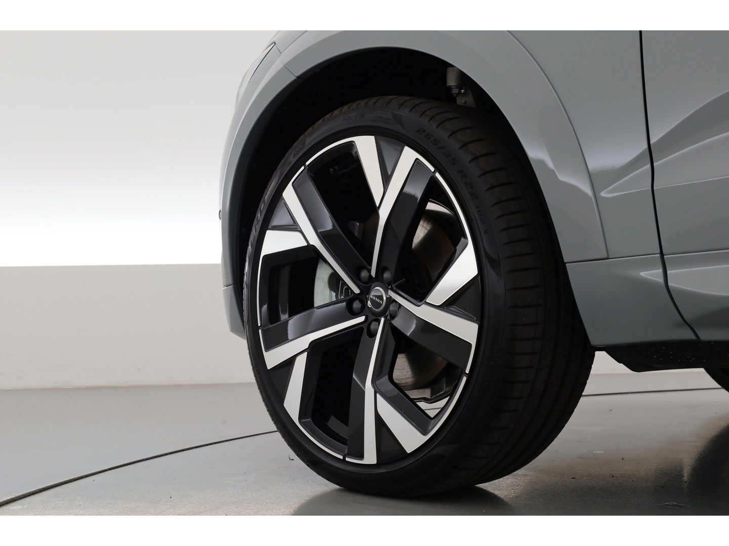 Volvo XC60 2.0 T8 Plug-in hybrid AWD Ultra Black Edition | Facelift | Trekhaak |  Luchtvering | 22 inch | HUD | Pano |