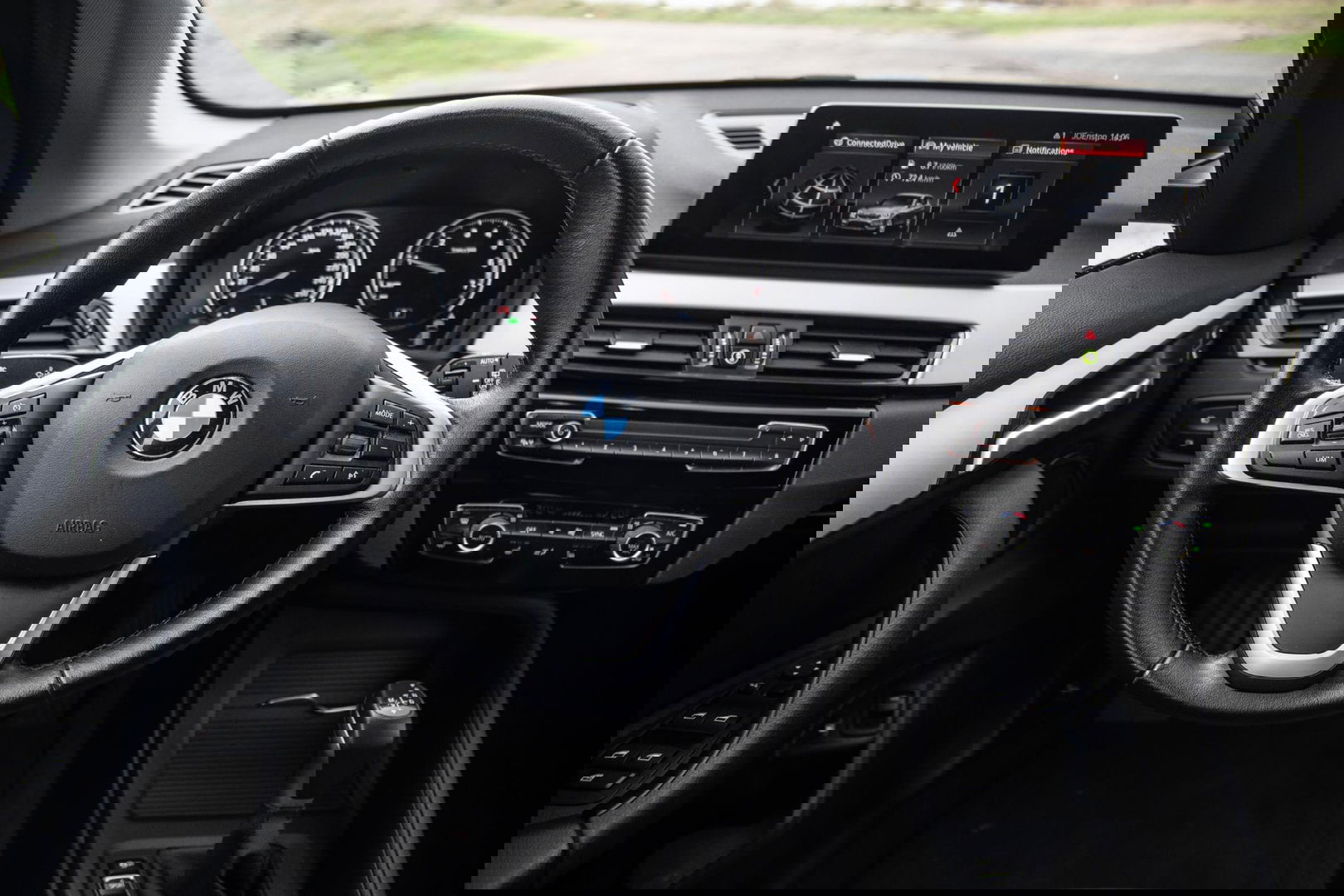 BMW X1 xDrive25e Executive CAMERA / CARPLAY / AUTOMAAT / LEDER / LED / CRUISE CONTROLE / STOELVERWARMING