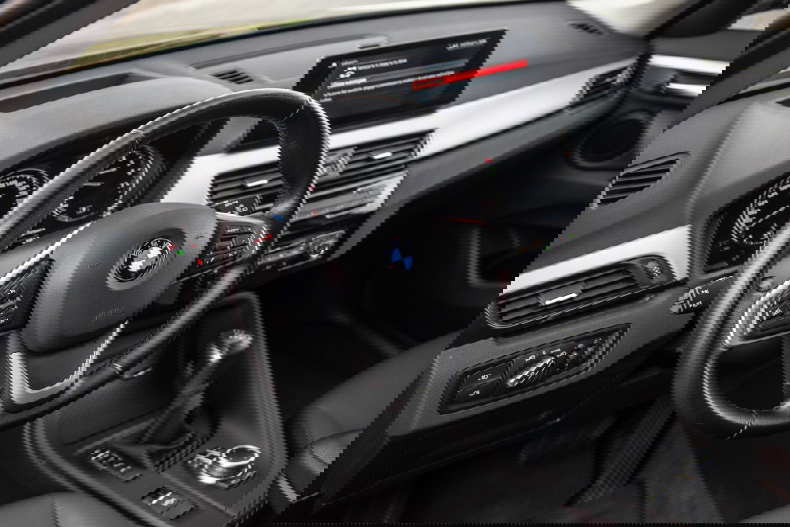 BMW X1 xDrive25e Executive CAMERA / CARPLAY / AUTOMAAT / LEDER / LED / CRUISE CONTROLE / STOELVERWARMING