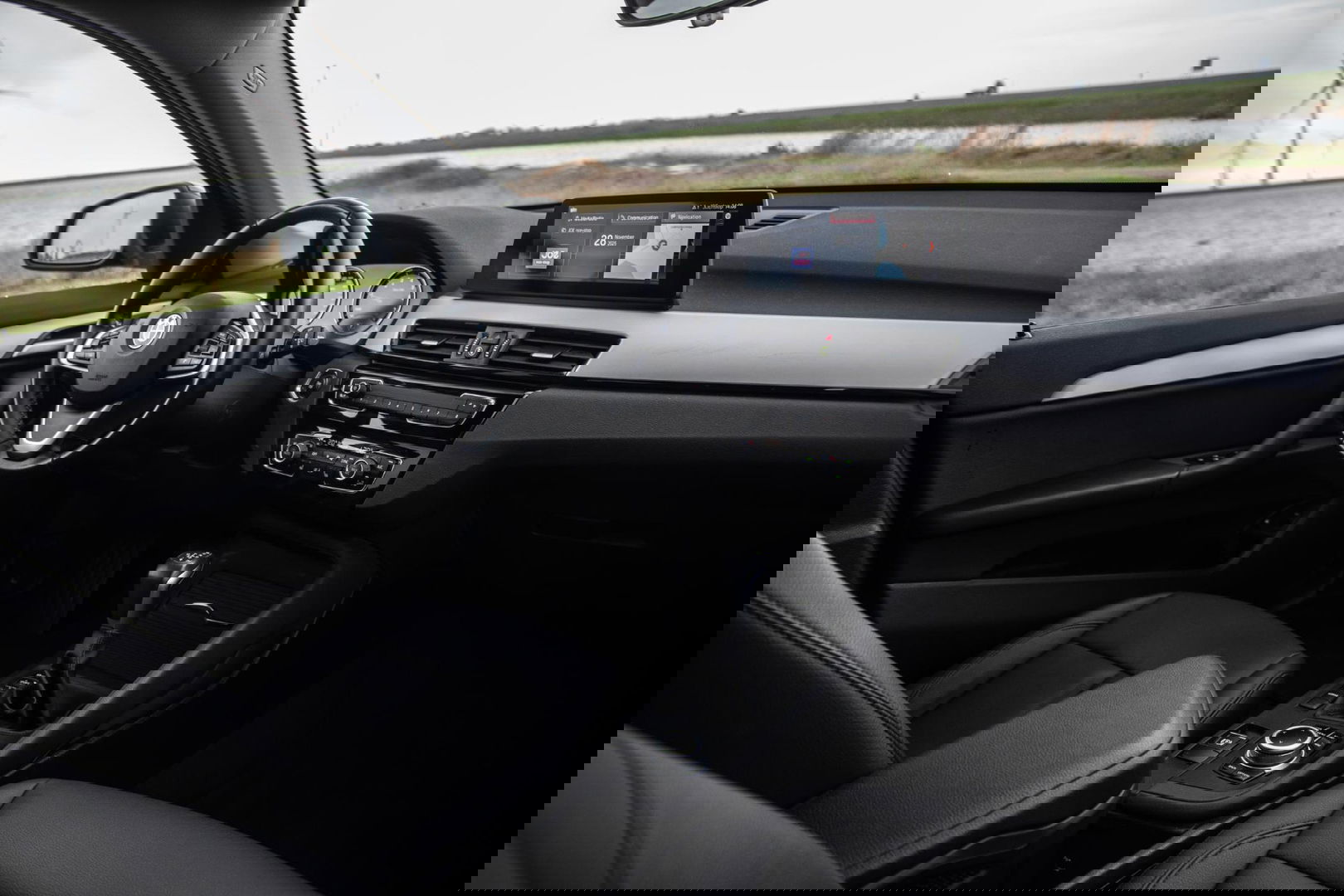 BMW X1 xDrive25e Executive CAMERA / CARPLAY / AUTOMAAT / LEDER / LED / CRUISE CONTROLE / STOELVERWARMING