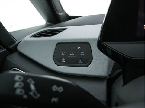 Volkswagen ID.3 Business 58 kWh [ 3-Fase-11kW ] {SOH-87%} (INCL-BTW)  *FULL-LED | AMBIENTLIGHT | KEYLESS | NAVI-FULLMAP | DAB | CARPLAY | CCS-FASTLOADER | CAMERA | HEATED-COMFORTSEATS | DAB+ | DIGI-COCKPIT | ECC | PRIVACYGLASS | PDC | 18''ALU*