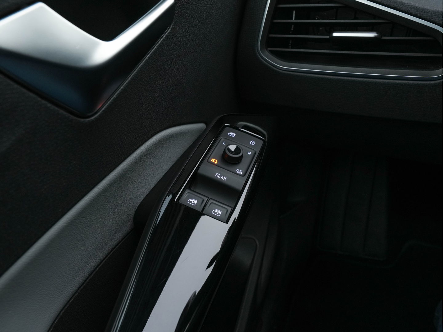 Volkswagen ID.3 Business 58 kWh [ 3-Fase-11kW ] {SOH-87%} (INCL-BTW)  *FULL-LED | AMBIENTLIGHT | KEYLESS | NAVI-FULLMAP | DAB | CARPLAY | CCS-FASTLOADER | CAMERA | HEATED-COMFORTSEATS | DAB+ | DIGI-COCKPIT | ECC | PRIVACYGLASS | PDC | 18''ALU*