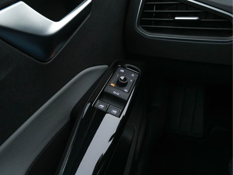 Volkswagen ID.3 Business 58 kWh [ 3-Fase-11kW ] {SOH-87%} (INCL-BTW)  *FULL-LED | AMBIENTLIGHT | KEYLESS | NAVI-FULLMAP | DAB | CARPLAY | CCS-FASTLOADER | CAMERA | HEATED-COMFORTSEATS | DAB+ | DIGI-COCKPIT | ECC | PRIVACYGLASS | PDC | 18''ALU*