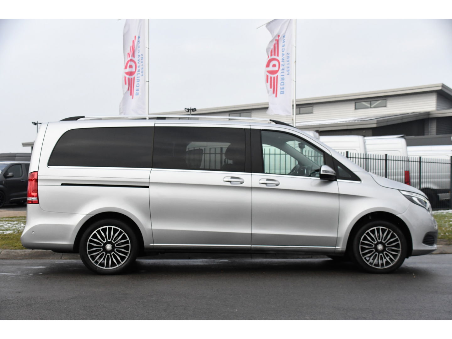 Mercedes-Benz V-Klasse 250d Lang DC Avantgarde Edition Full options! Cruise, 360 Camera, 2 x Electrische deur, Leder, Stoelverwarming, Trekhaak, LED, 190pk, Uniek!