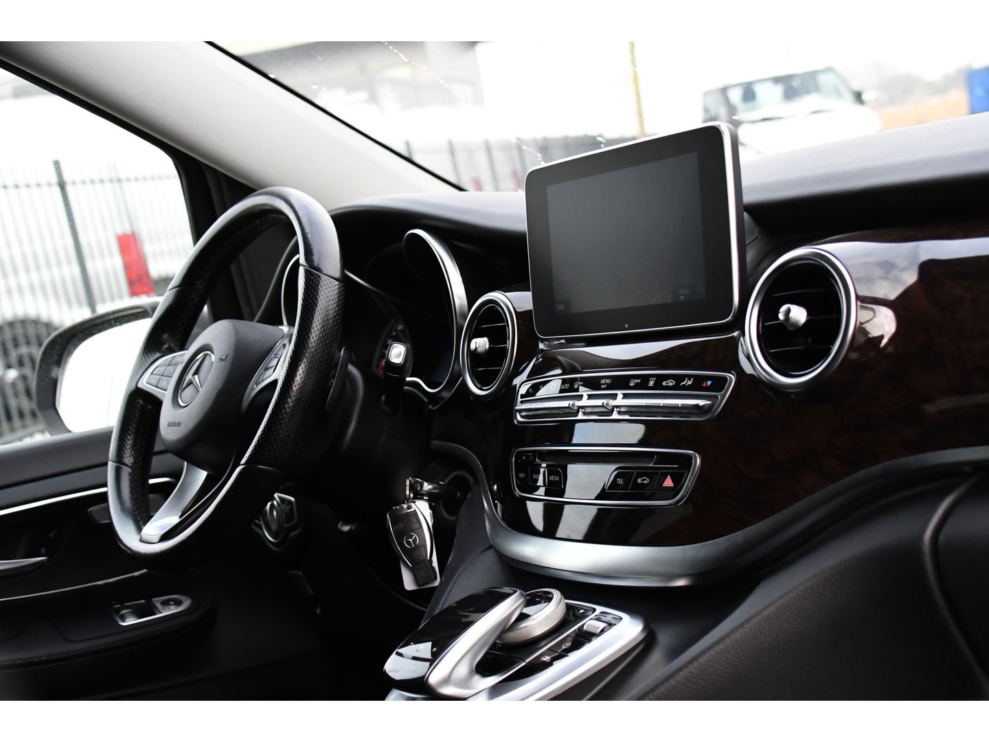 Mercedes-Benz V-Klasse 250d Lang DC Avantgarde Edition Full options! Cruise, 360 Camera, 2 x Electrische deur, Leder, Stoelverwarming, Trekhaak, LED, 190pk, Uniek!