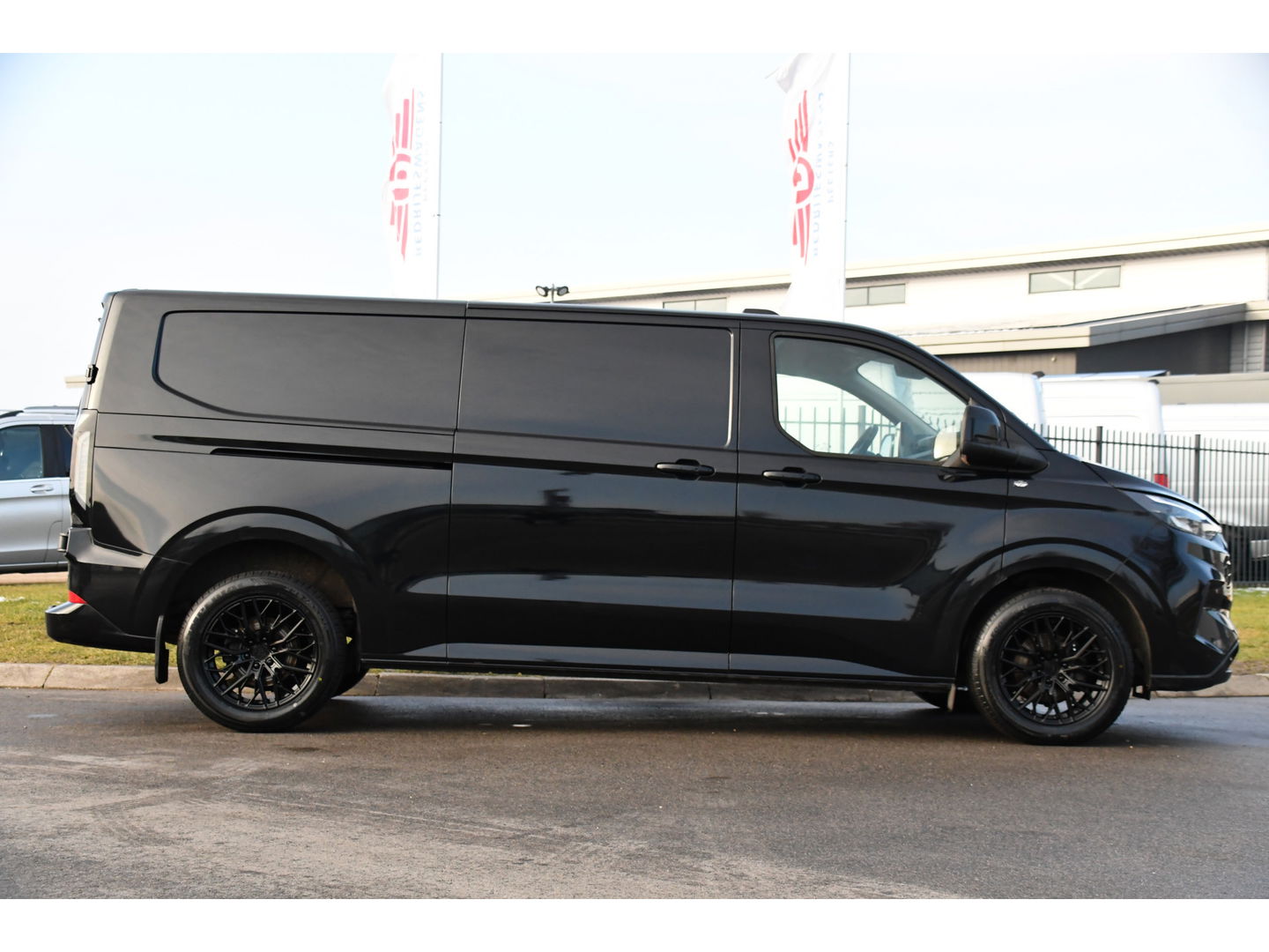 Ford Transit Custom 300 2.0 TDCI L2H1 Limited Black Edition Cruise, Camera, Carplay, 170pk, Stoelverwarming, Trekhaak, Multimedia, LED, Uniek!