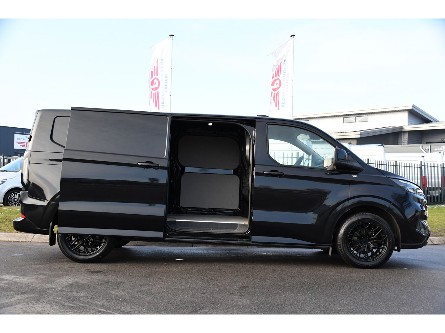 Ford Transit Custom 300 2.0 TDCI L2H1 Limited Black Edition Cruise, Camera, Carplay, 170pk, Stoelverwarming, Trekhaak, Multimedia, LED, Uniek!