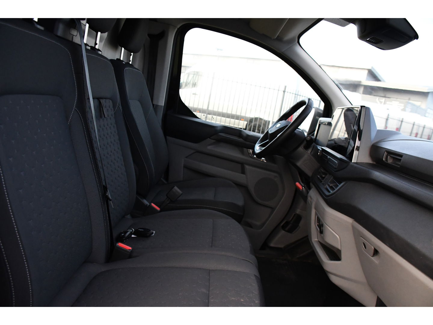 Ford Transit Custom 300 2.0 TDCI L2H1 Limited Black Edition Cruise, Camera, Carplay, 170pk, Stoelverwarming, Trekhaak, Multimedia, LED, Uniek!