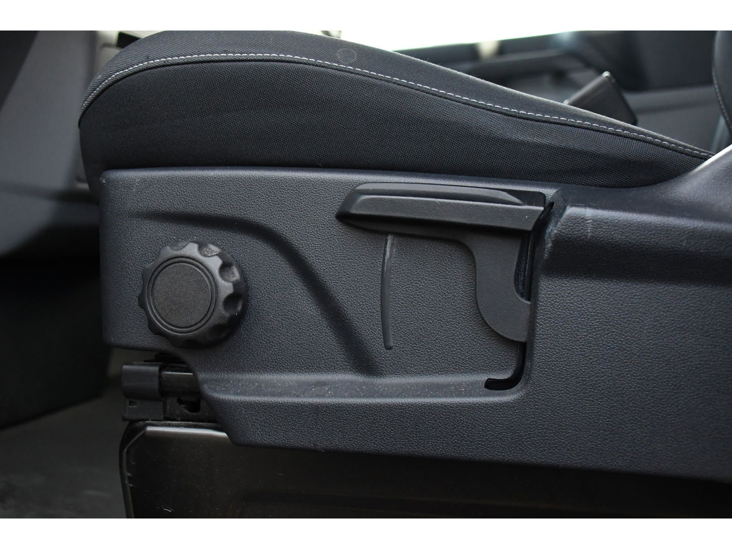 Ford Transit Custom 300 2.0 TDCI L2H1 Limited Black Edition Cruise, Camera, Carplay, 170pk, Stoelverwarming, Trekhaak, Multimedia, LED, Uniek!