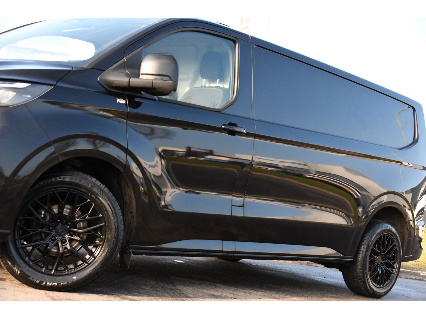 Ford Transit Custom 300 2.0 TDCI L2H1 Limited Black Edition Cruise, Camera, Carplay, 170pk, Stoelverwarming, Trekhaak, Multimedia, LED, Uniek!