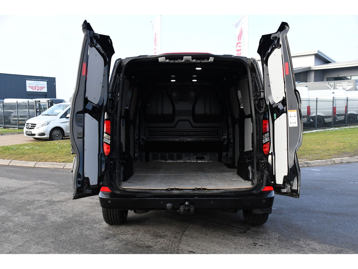 Ford Transit Custom 300 2.0 TDCI L2H1 Limited Black Edition Cruise, Camera, Carplay, 170pk, Stoelverwarming, Trekhaak, Multimedia, LED, Uniek!
