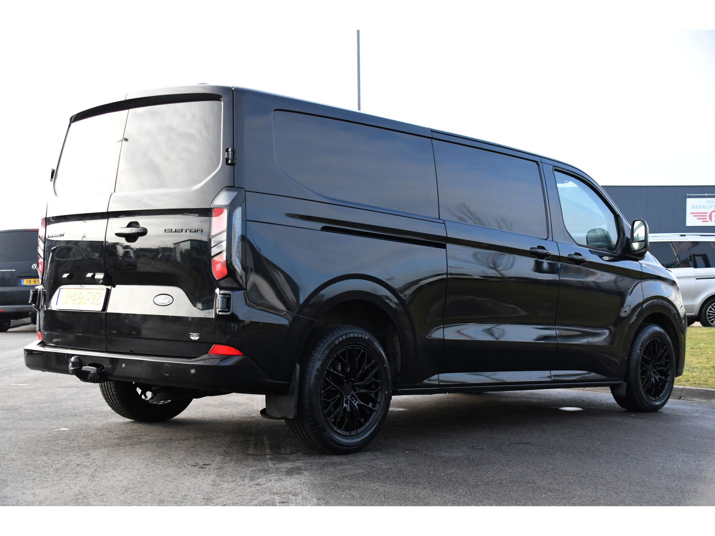 Ford Transit Custom 300 2.0 TDCI L2H1 Limited Black Edition Cruise, Camera, Carplay, 170pk, Stoelverwarming, Trekhaak, Multimedia, LED, Uniek!