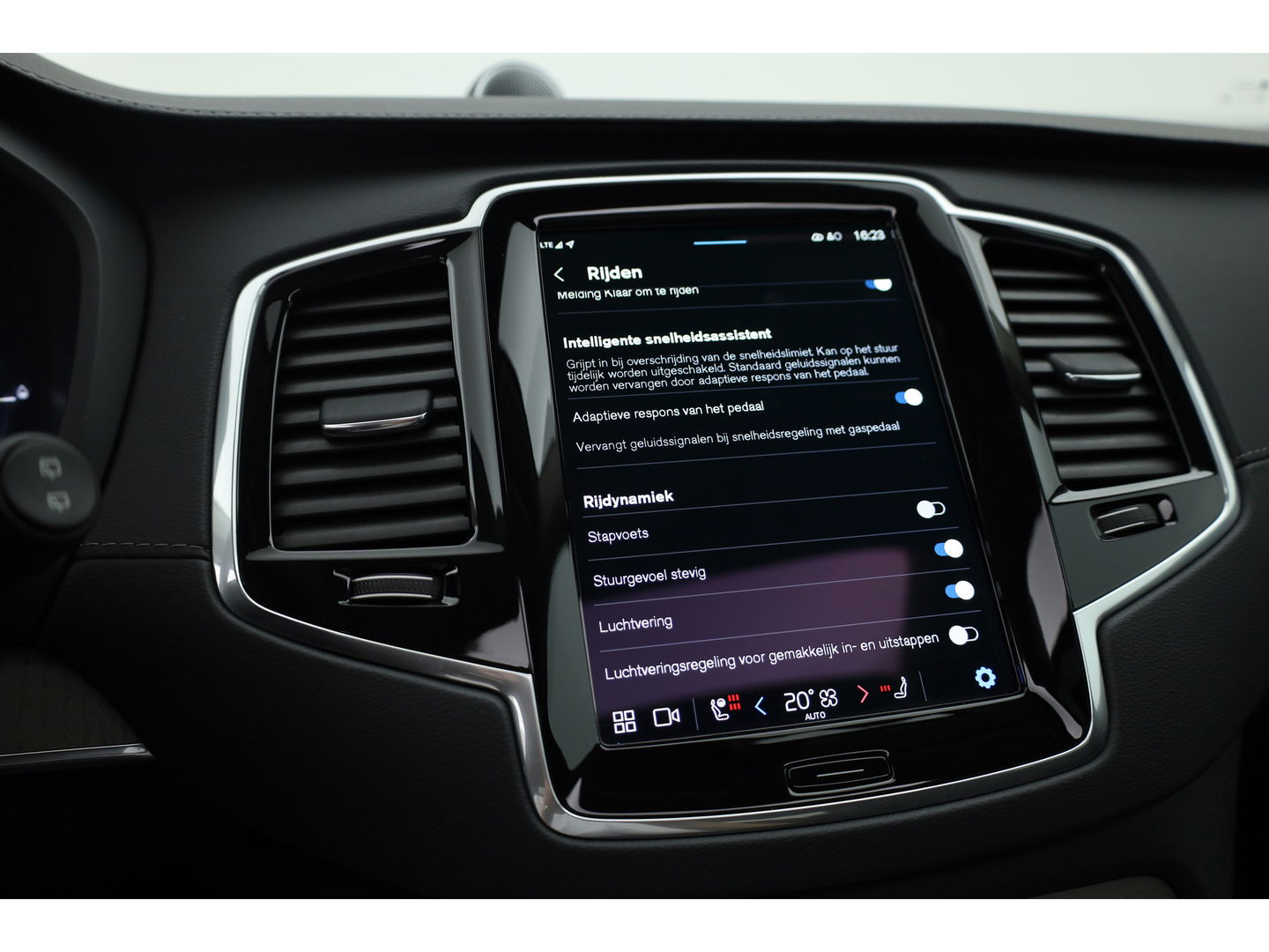 Volvo XC90 2.0 T8 Recharge AWD Ultra Bright | Luchtvering | Bowers & Wilkins | Trekhaak | Head-up | 360 camera |