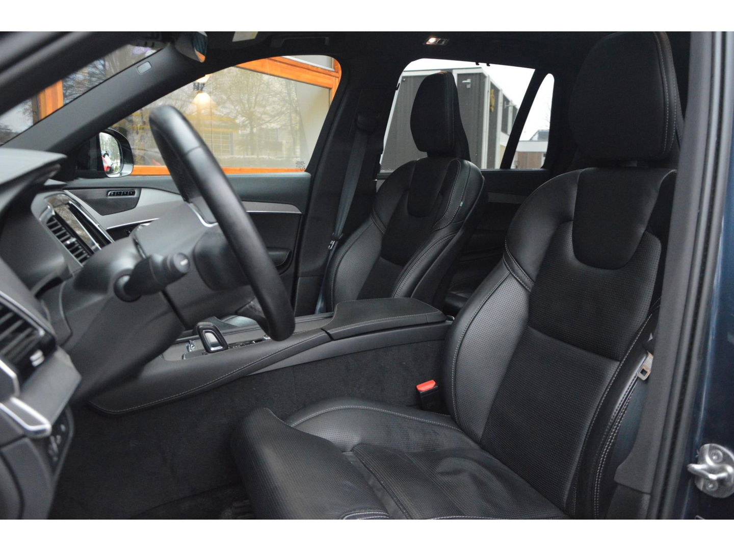 Volvo XC90 T8 Ultimate Dark LONG RANGE | Luchtvering | Trekhaak | Ventilatie Stoelen | Panoramadak | 360° Camera | Harman/Kardon