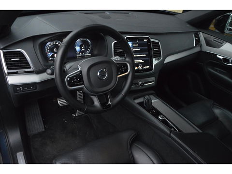 Volvo XC90 T8 Ultimate Dark LONG RANGE | Luchtvering | Trekhaak | Ventilatie Stoelen | Panoramadak | 360° Camera | Harman/Kardon
