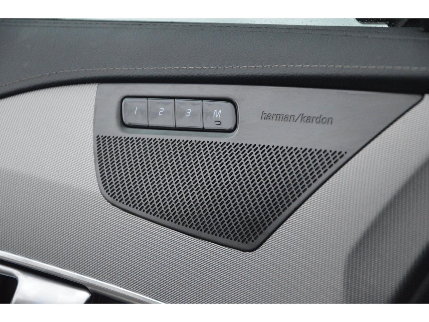 Volvo XC90 T8 Ultimate Dark LONG RANGE | Luchtvering | Trekhaak | Ventilatie Stoelen | Panoramadak | 360° Camera | Harman/Kardon