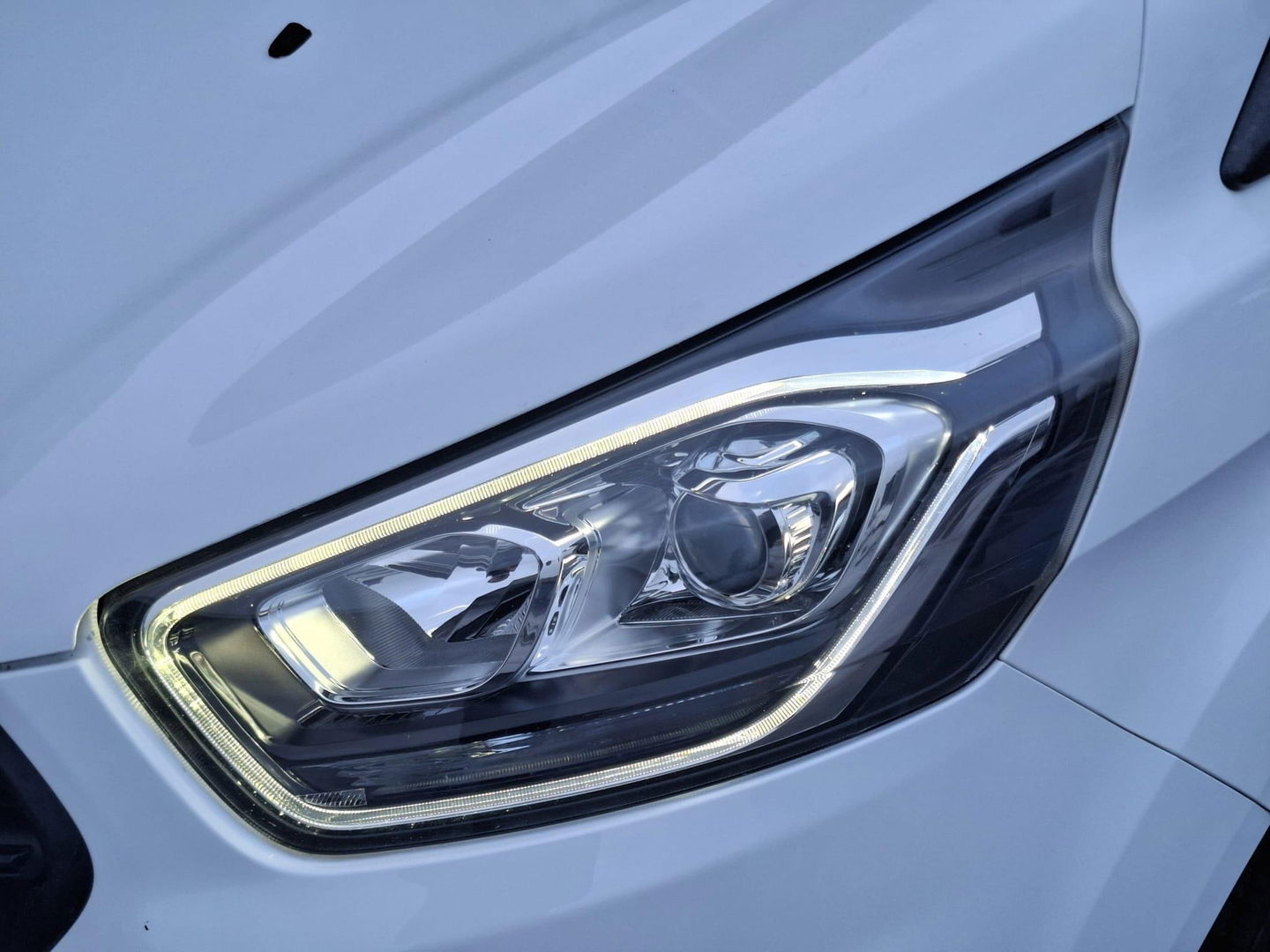 Ford Transit Custom 300L 2.0TD130Pk/96Kw mHEV M6 Ambiente AIRCO / CRUISE CONTROLE / TREKHAAK / EURO 6 / 3 ZITS