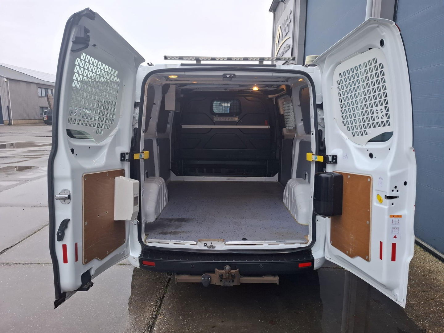 Ford Transit Custom 300L 2.0TD130Pk/96Kw mHEV M6 Ambiente AIRCO / CRUISE CONTROLE / TREKHAAK / EURO 6 / 3 ZITS