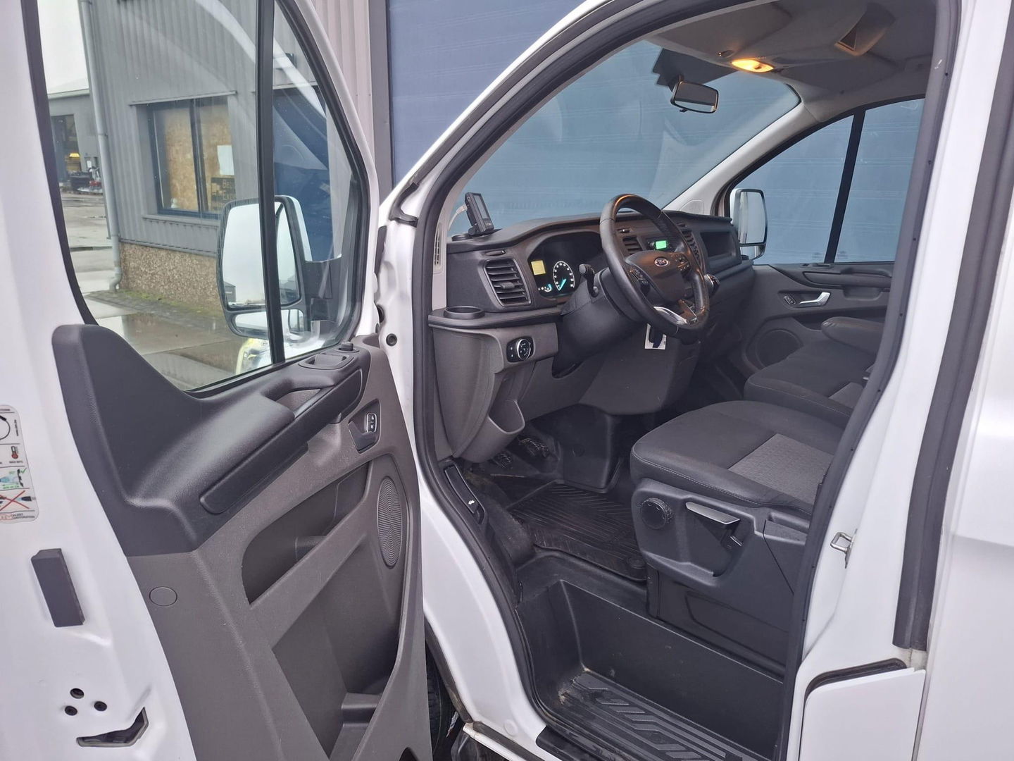 Ford Transit Custom 300L 2.0TD130Pk/96Kw mHEV M6 Ambiente AIRCO / CRUISE CONTROLE / TREKHAAK / EURO 6 / 3 ZITS