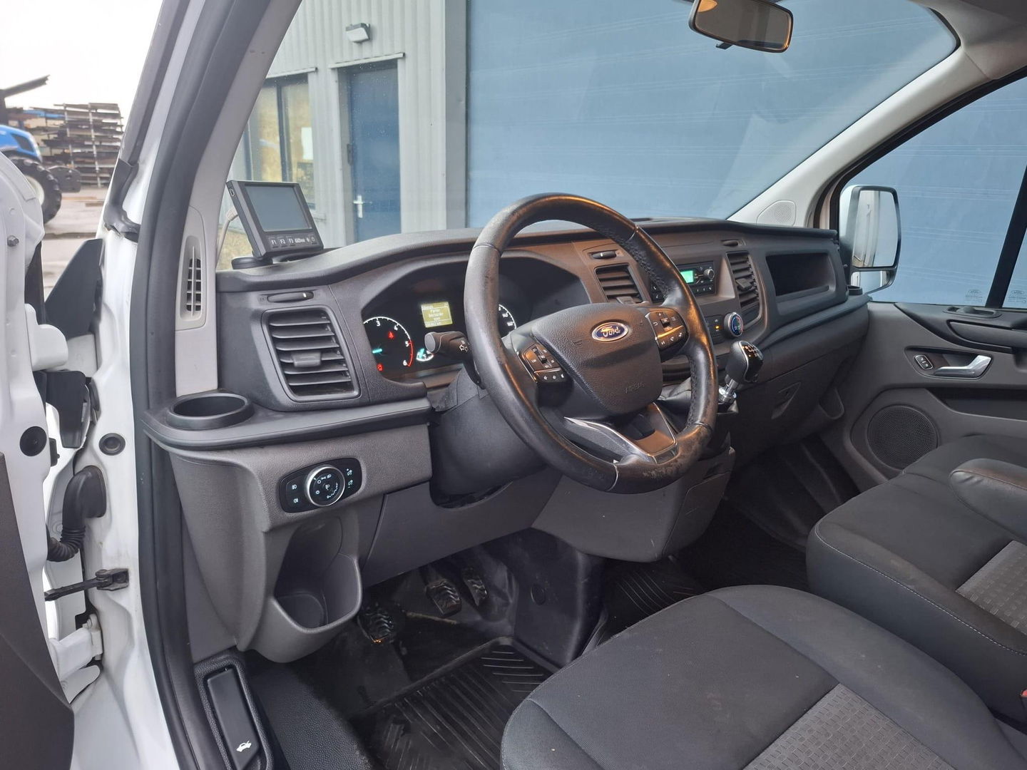 Ford Transit Custom 300L 2.0TD130Pk/96Kw mHEV M6 Ambiente AIRCO / CRUISE CONTROLE / TREKHAAK / EURO 6 / 3 ZITS