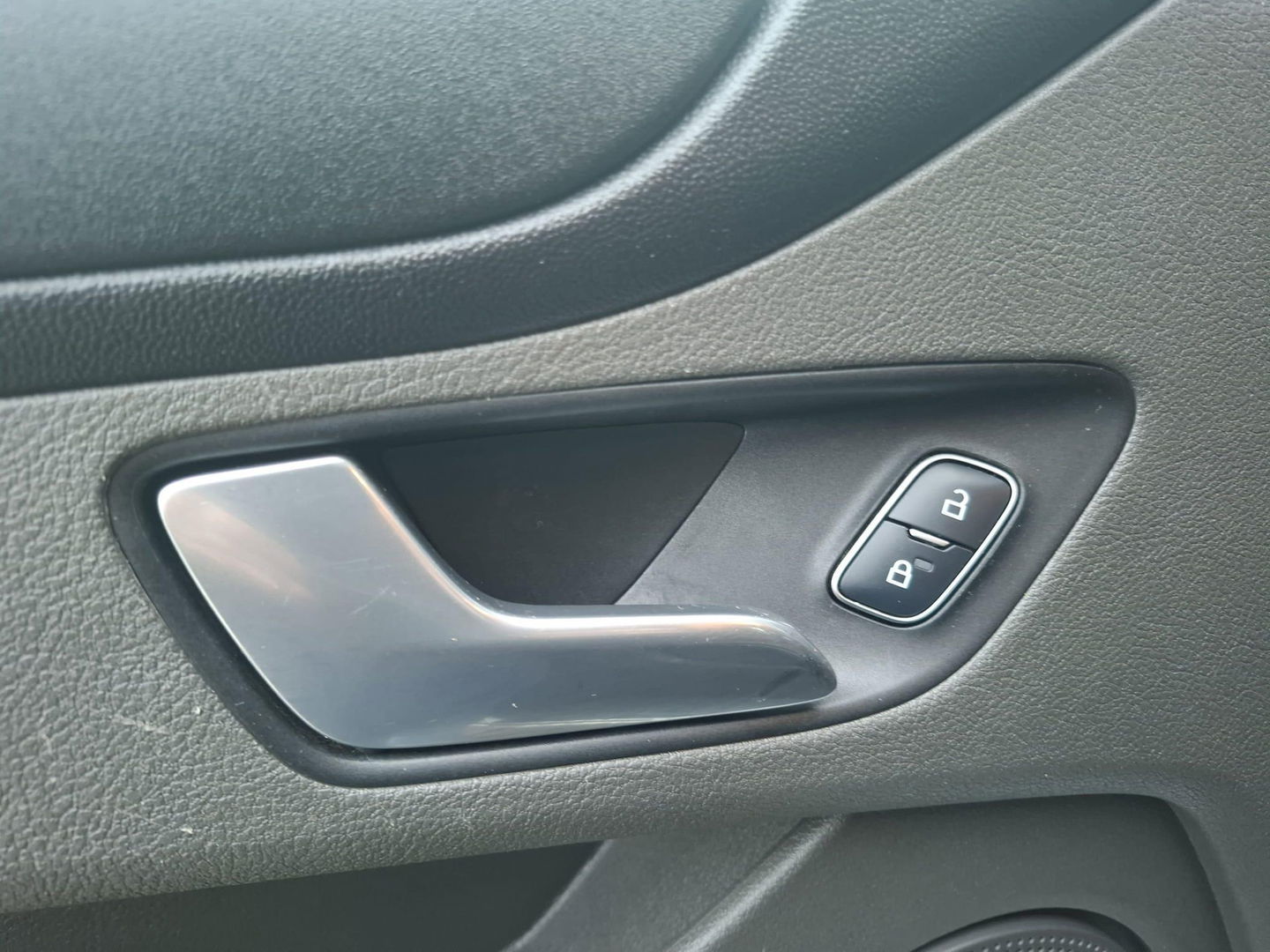 Ford Transit Custom 300L 2.0TD130Pk/96Kw mHEV M6 Ambiente AIRCO / CRUISE CONTROLE / TREKHAAK / EURO 6 / 3 ZITS