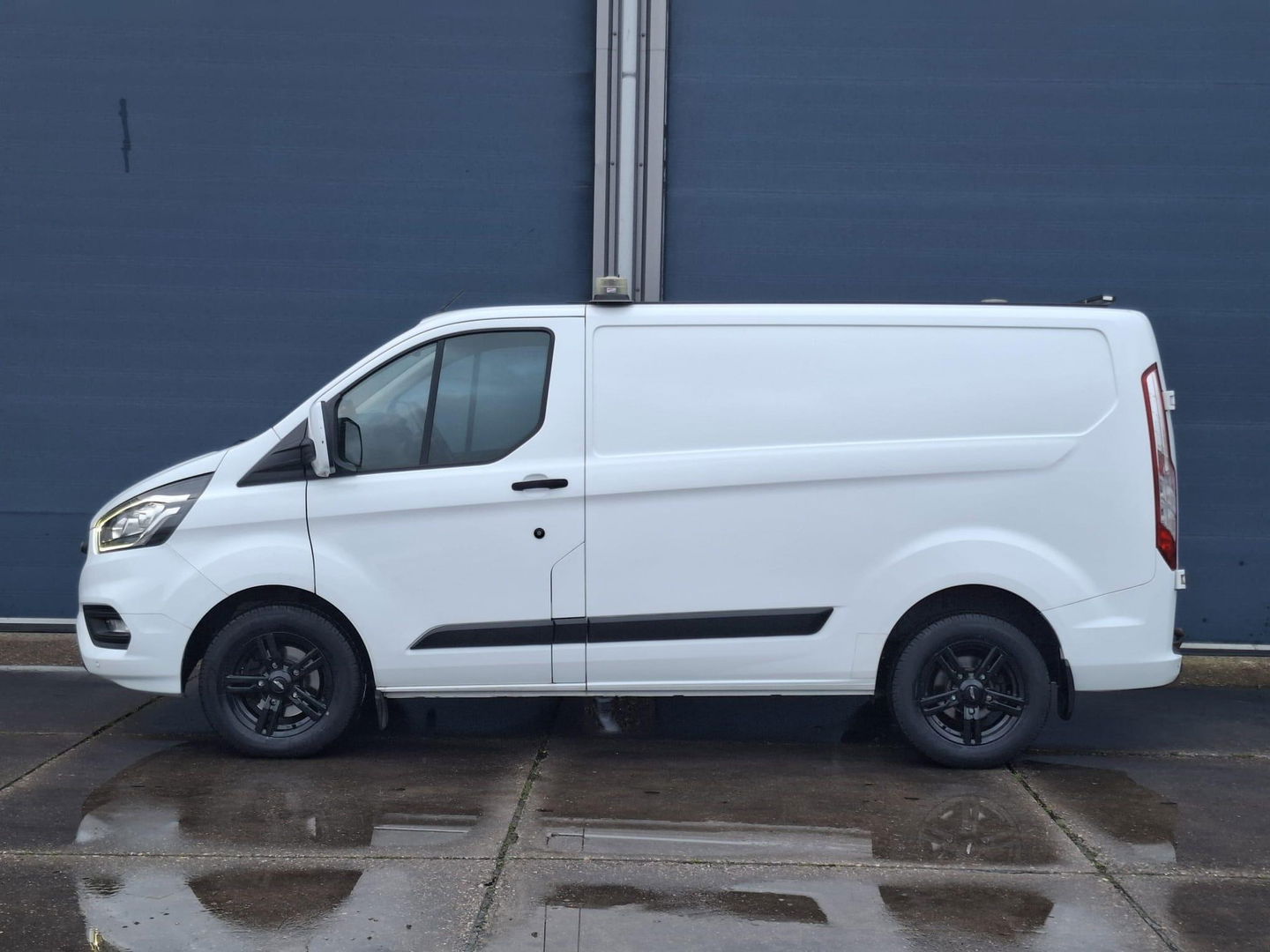 Ford Transit Custom 300L 2.0TD130Pk/96Kw mHEV M6 Ambiente AIRCO / CRUISE CONTROLE / TREKHAAK / EURO 6 / 3 ZITS