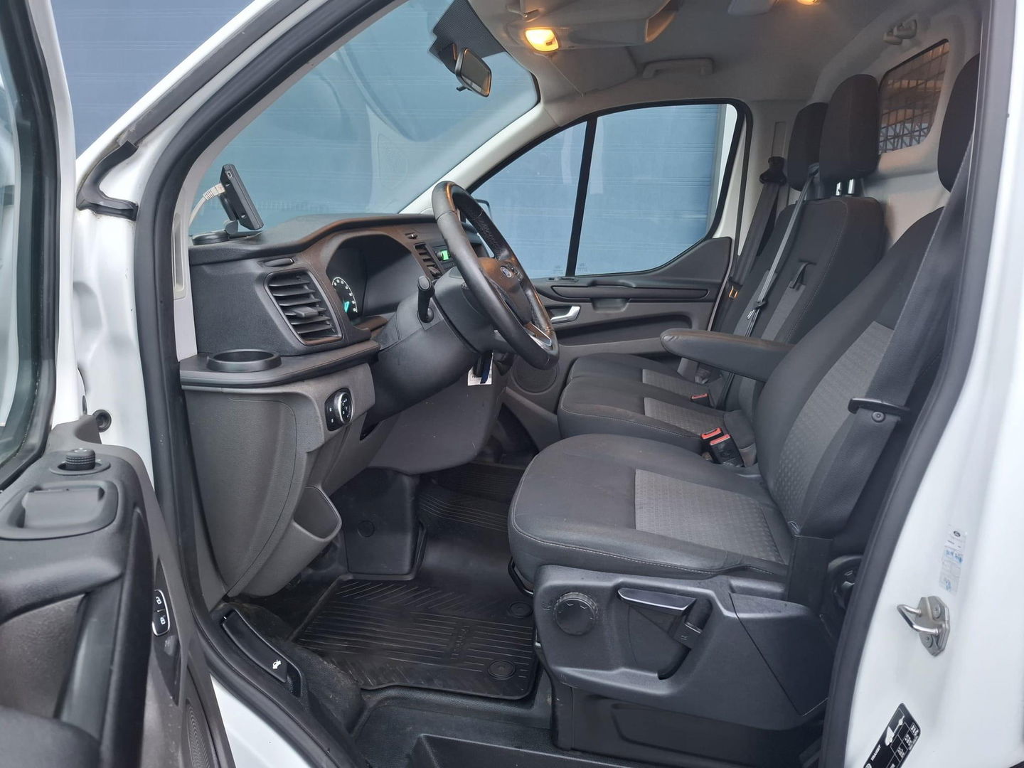 Ford Transit Custom 300L 2.0TD130Pk/96Kw mHEV M6 Ambiente AIRCO / CRUISE CONTROLE / TREKHAAK / EURO 6 / 3 ZITS