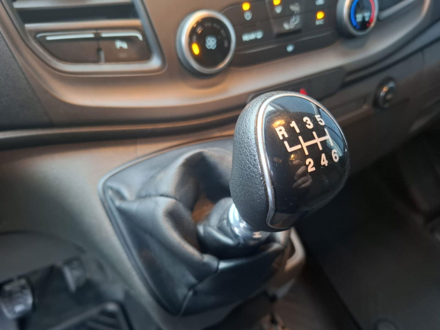 Ford Transit Custom 300L 2.0TD130Pk/96Kw mHEV M6 Ambiente AIRCO / CRUISE CONTROLE / TREKHAAK / EURO 6 / 3 ZITS