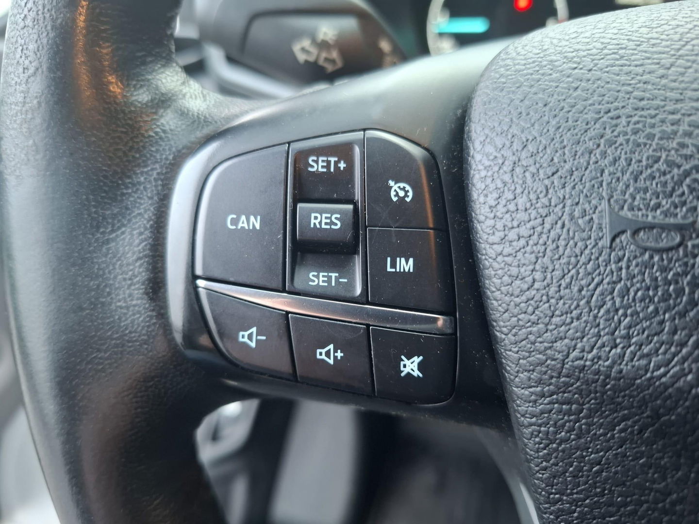 Ford Transit Custom 300L 2.0TD130Pk/96Kw mHEV M6 Ambiente AIRCO / CRUISE CONTROLE / TREKHAAK / EURO 6 / 3 ZITS